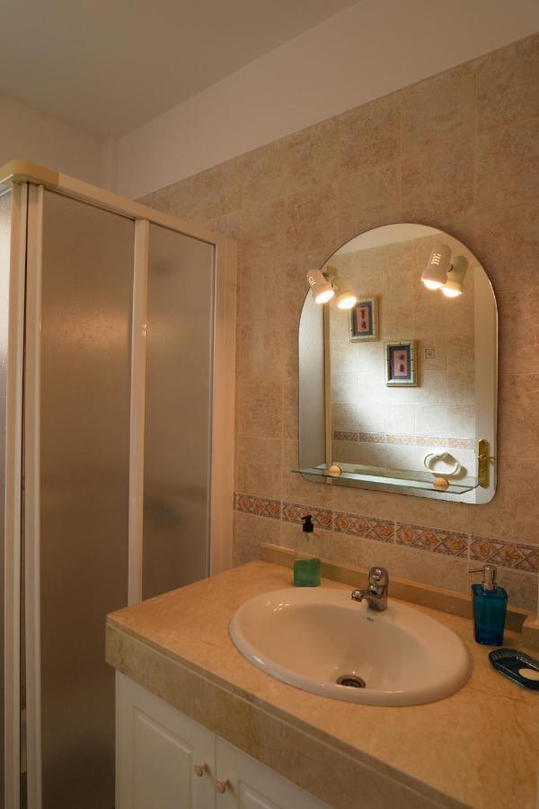 Colonial Suite Адехе Екстериор снимка