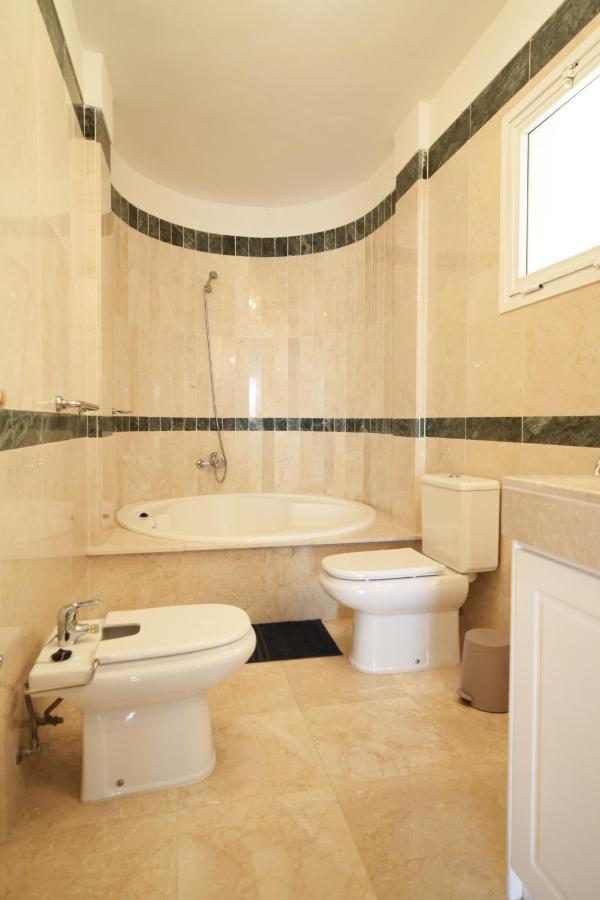 Colonial Suite Адехе Екстериор снимка