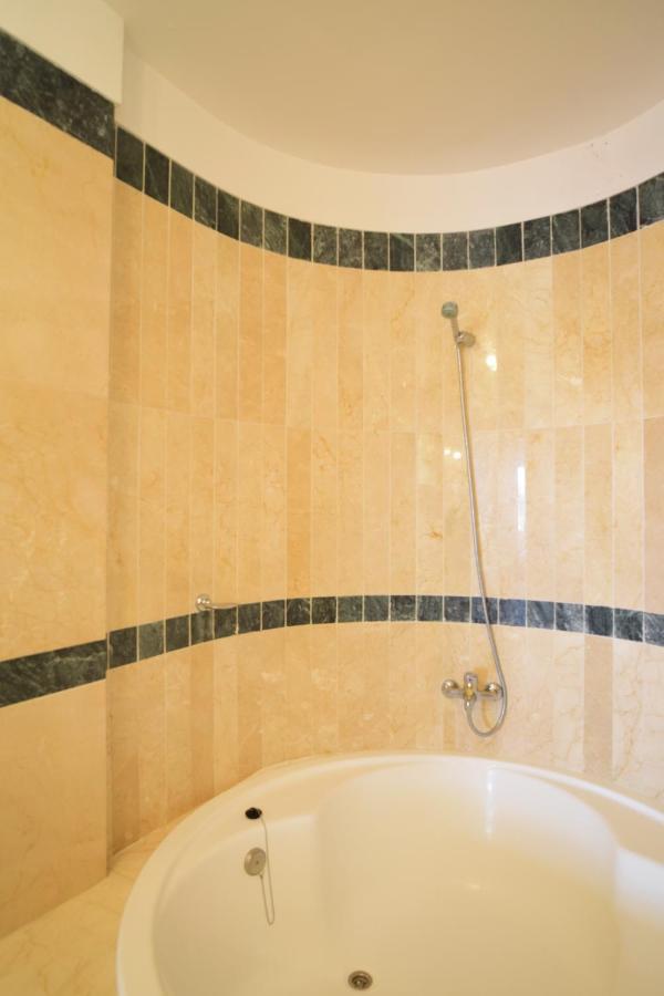 Colonial Suite Адехе Екстериор снимка